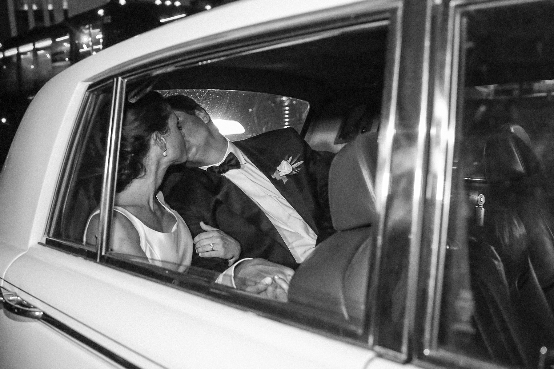bw_kiss_in_car