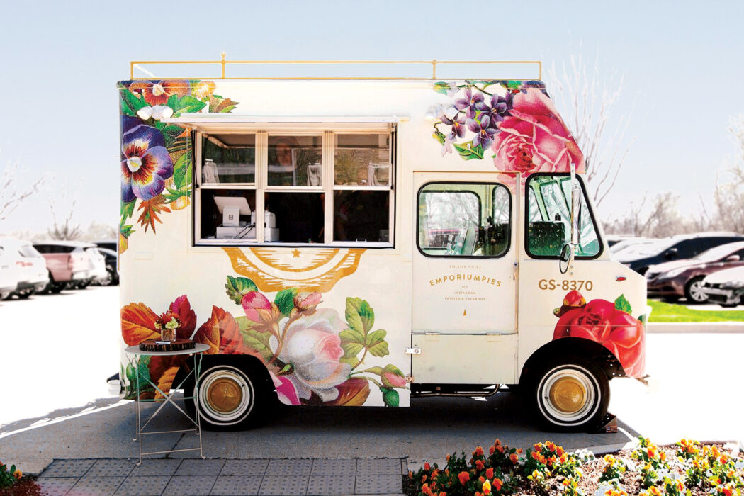 Food Trucks, Mobile Bars, and More You Can Rent For Your Wedding
